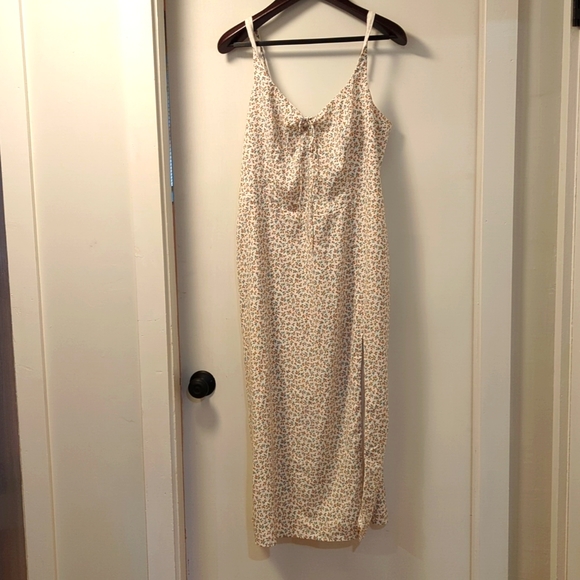 Abercrombie & Fitch Dresses & Skirts - XLT Abercrombie & Fitch WORN ONCE spaghetti strap adjustable dress fully lined